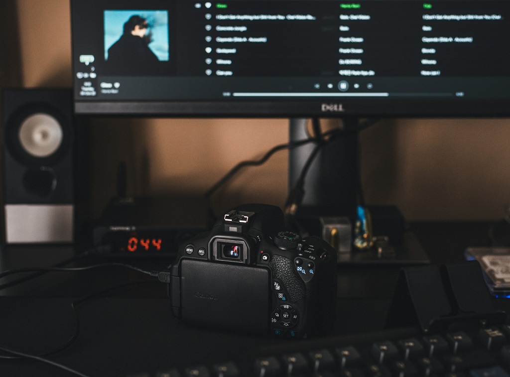 Photocamera and laptop