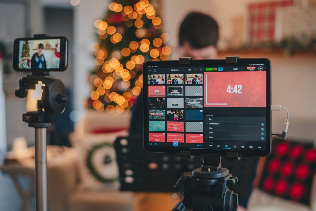 how to make money streaming