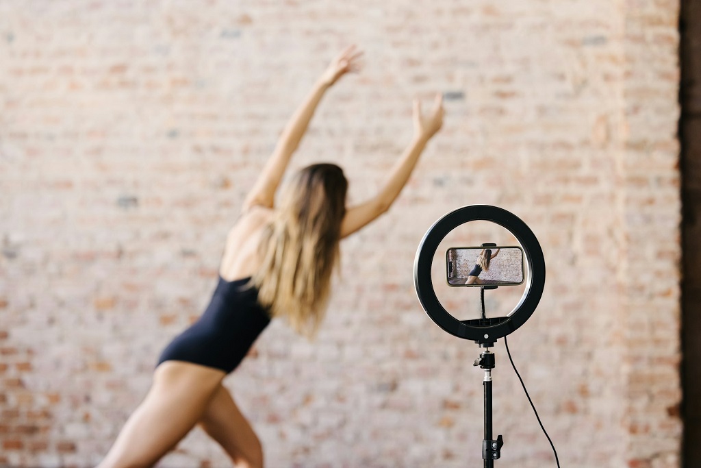 Fitness streamer